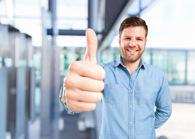 joven hombre de negocios feliz expresión