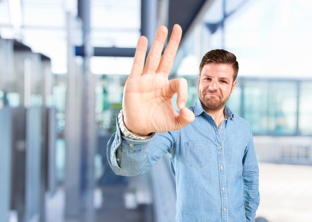 joven hombre de negocios feliz expresión