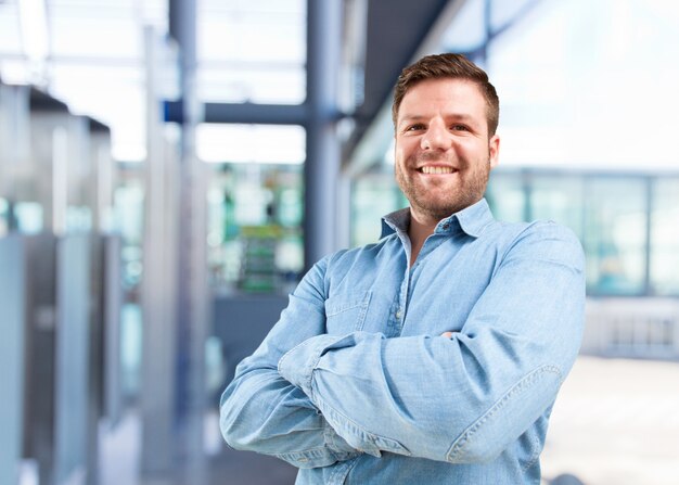 joven hombre de negocios feliz expresión