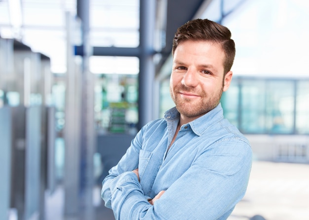 joven hombre de negocios feliz expresión