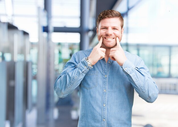 joven hombre de negocios feliz expresión