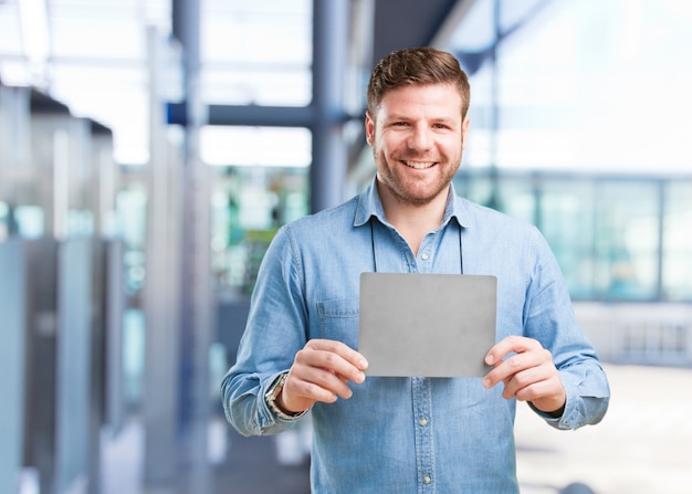 Foto gratuita joven hombre de negocios feliz expresión