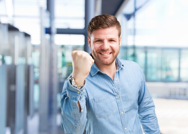 joven hombre de negocios feliz expresión