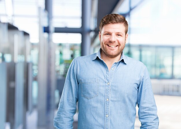 joven hombre de negocios feliz expresión