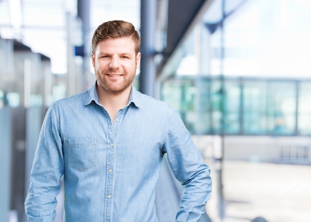 joven hombre de negocios feliz expresión