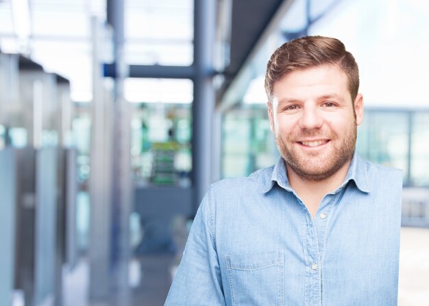 joven hombre de negocios feliz expresión