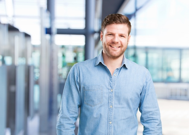 joven hombre de negocios feliz expresión