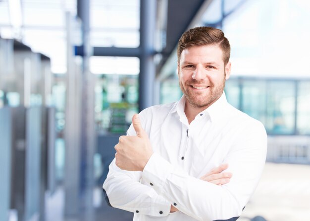 joven hombre de negocios feliz expresión