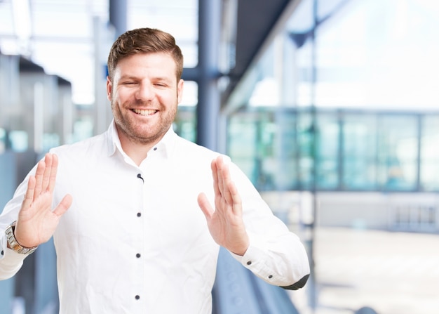 joven hombre de negocios feliz expresión