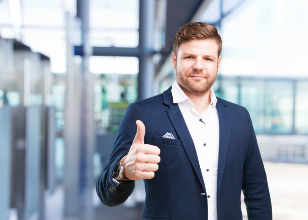 joven hombre de negocios feliz expresión