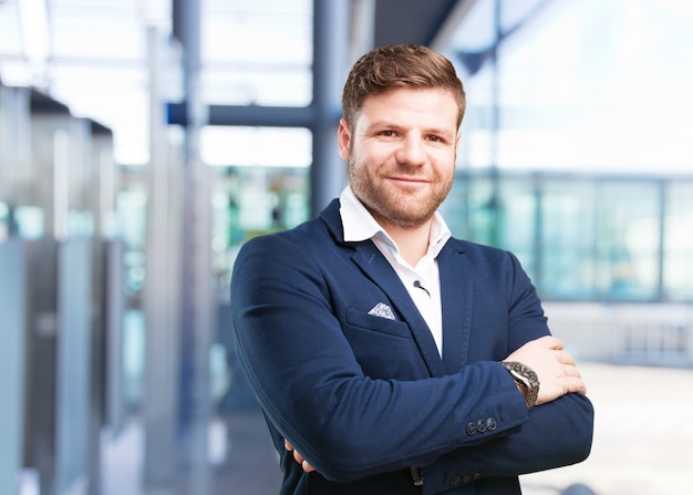 Foto gratuita joven hombre de negocios feliz expresión