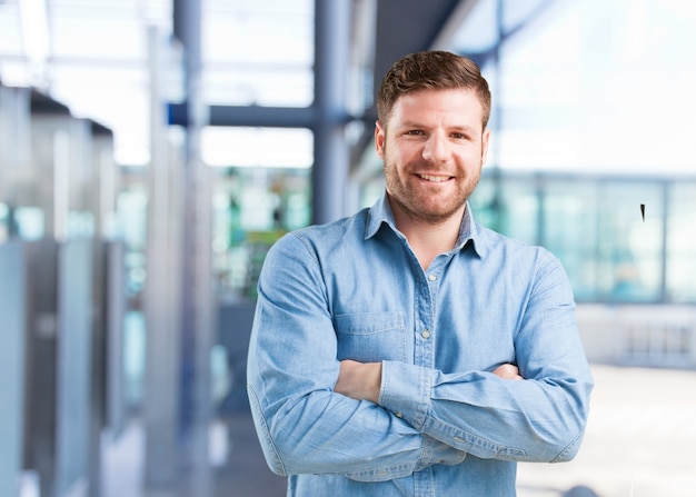 joven hombre de negocios feliz expresión