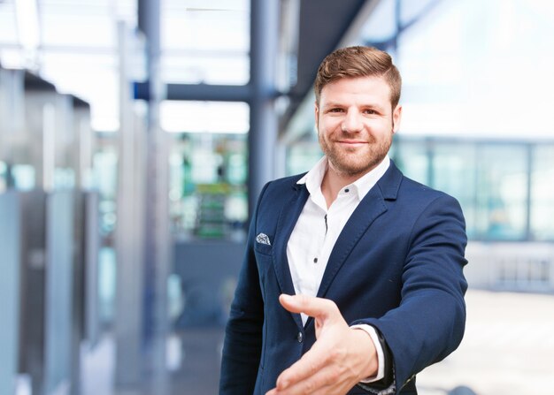 joven hombre de negocios feliz expresión