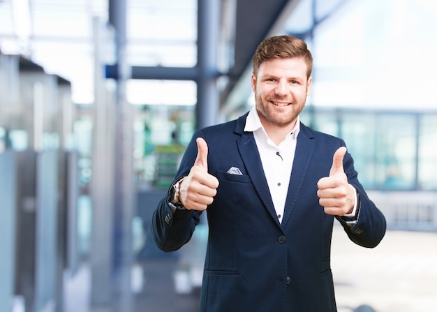 Foto gratuita joven hombre de negocios feliz expresión