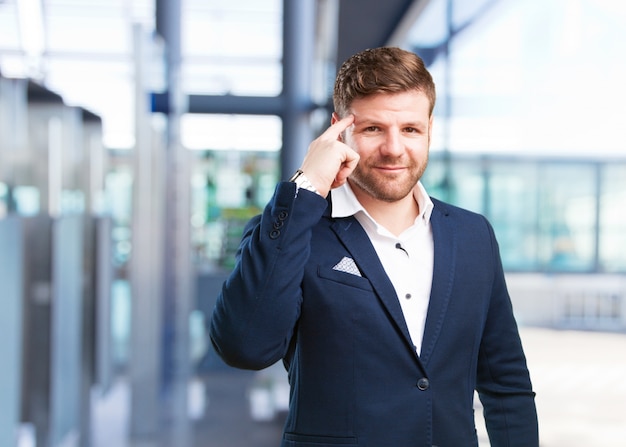 joven hombre de negocios feliz expresión