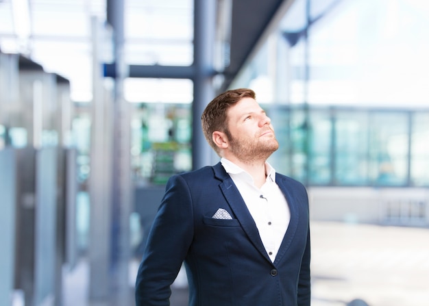 joven hombre de negocios feliz expresión