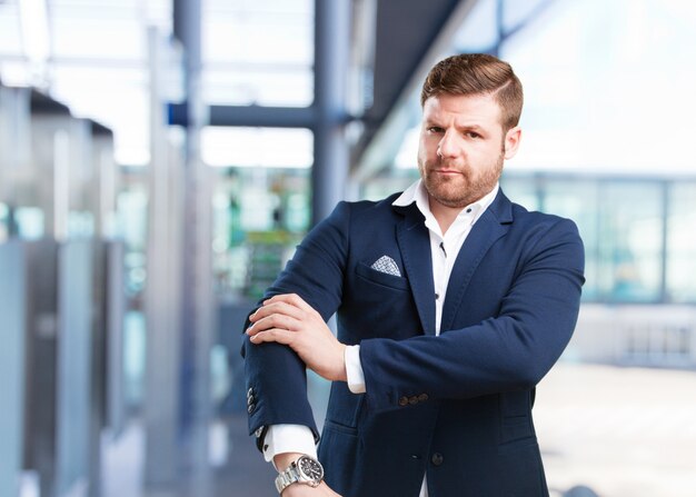 joven hombre de negocios feliz expresión