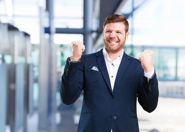 joven hombre de negocios feliz expresión