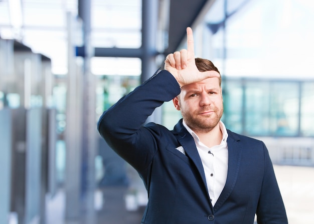 joven hombre de negocios feliz expresión