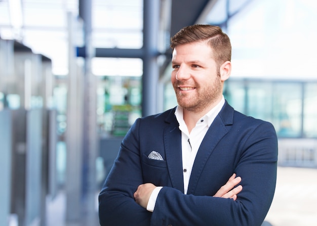 joven hombre de negocios feliz expresión