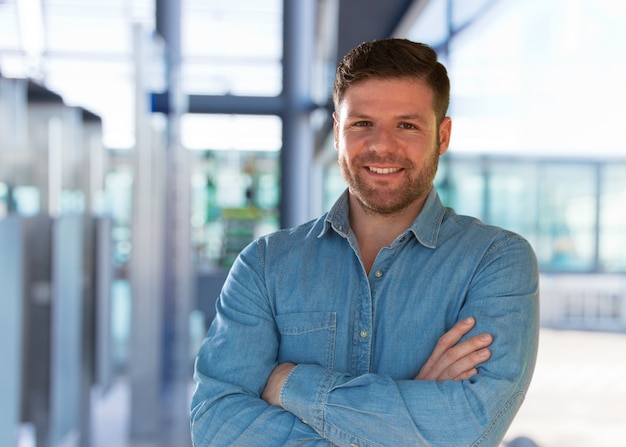 joven hombre de negocios feliz expresión