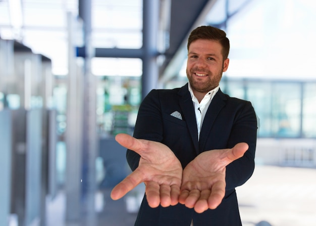 Foto gratuita joven hombre de negocios feliz expresión