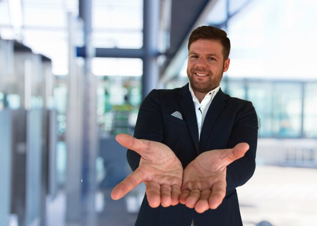 joven hombre de negocios feliz expresión