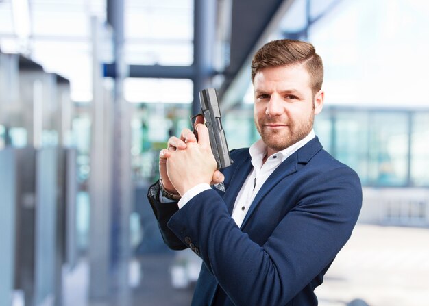 joven hombre de negocios feliz expresión