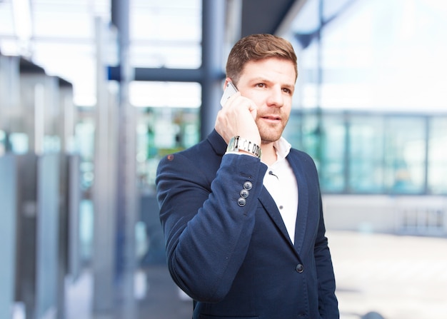 joven hombre de negocios feliz expresión