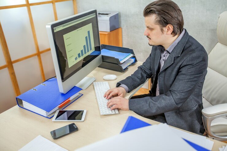 Foto gratuito joven hombre de negocios trabajando en su oficina.