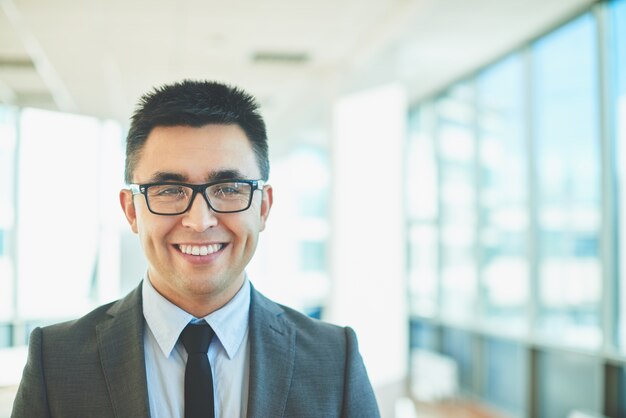 Joven hombre de negrocios sonriendo