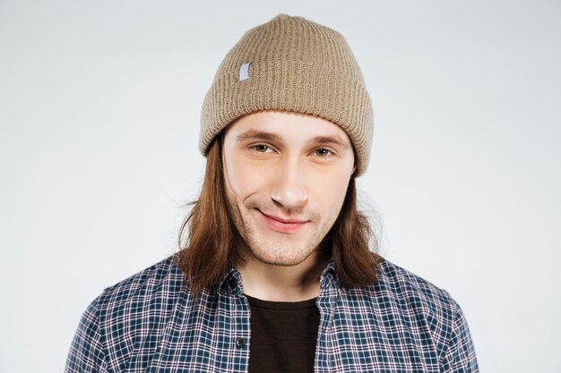 Joven inconformista en camisa y sombrero