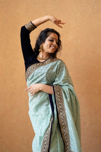 joven, indio, mujer, llevando, sari