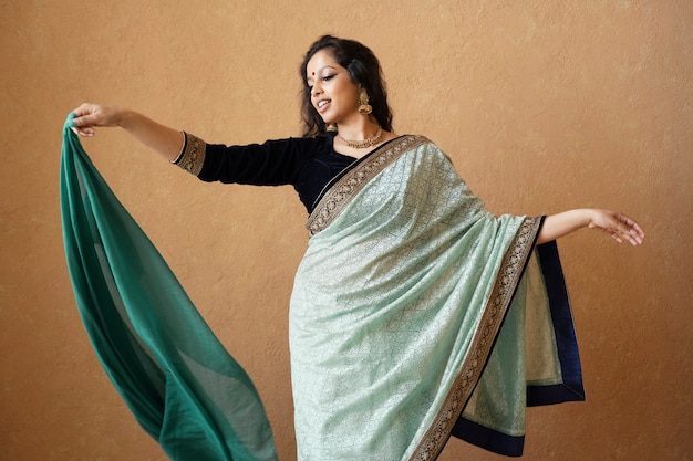 Foto gratuita joven, indio, mujer, llevando, sari