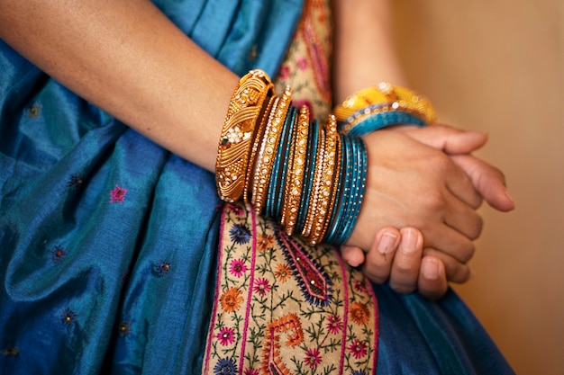 Foto gratuita joven, indio, mujer, llevando, sari