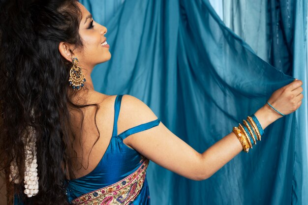 joven, indio, mujer, llevando, sari