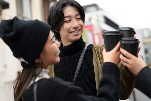 Foto gratuita joven influencer japonesa grabando vlog