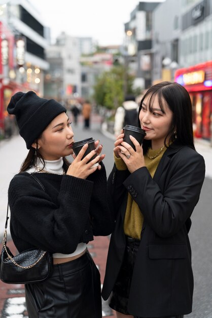 Joven influencer japonesa grabando vlog