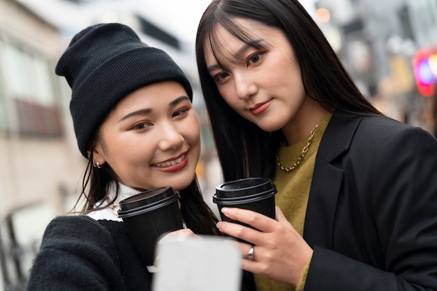 Joven influencer japonesa grabando vlog