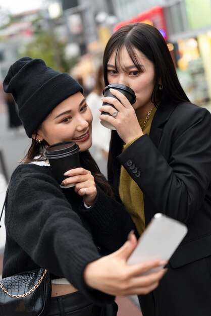 Joven influencer japonesa grabando vlog