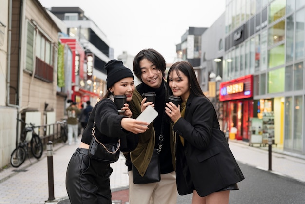 Joven influencer japonesa grabando vlog