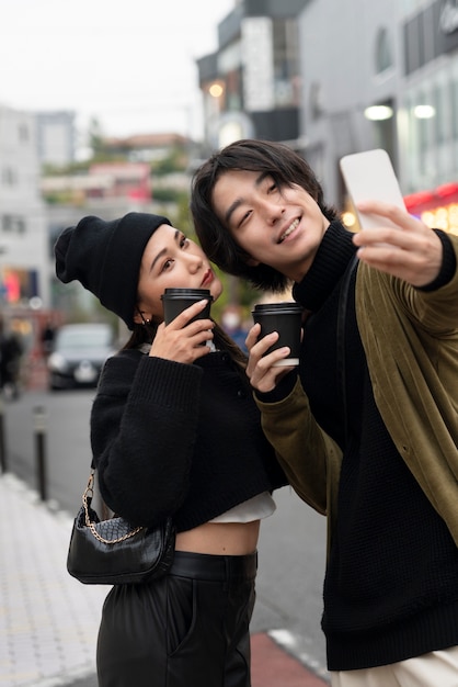 Foto gratuita joven influencer japonesa grabando vlog