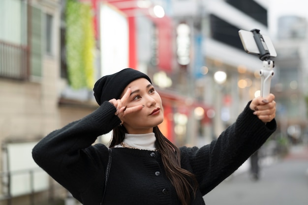 Joven influencer japonesa grabando vlog