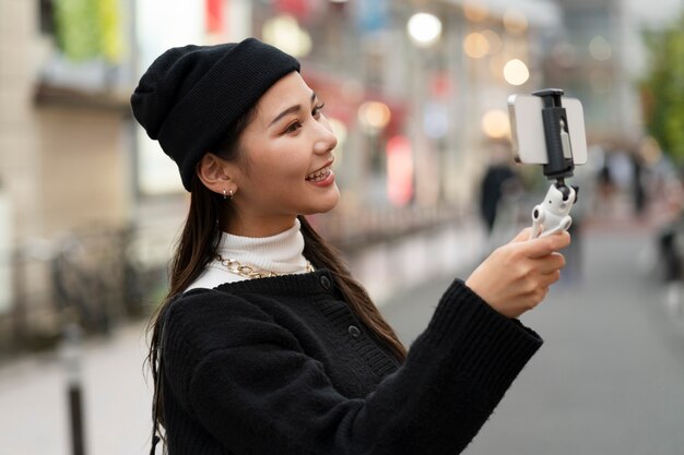 Joven influencer japonesa grabando vlog