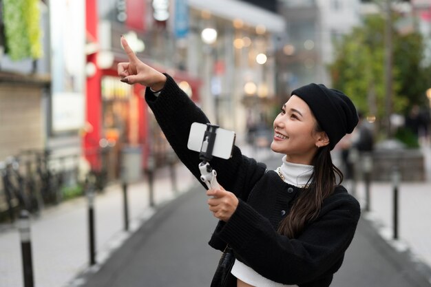 Joven influencer japonesa grabando vlog