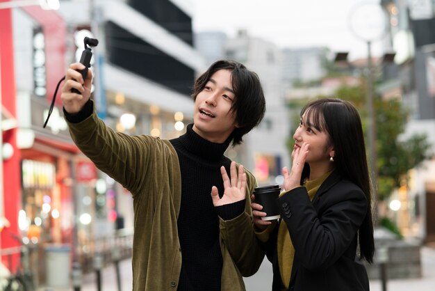 Joven influencer japonesa grabando vlog