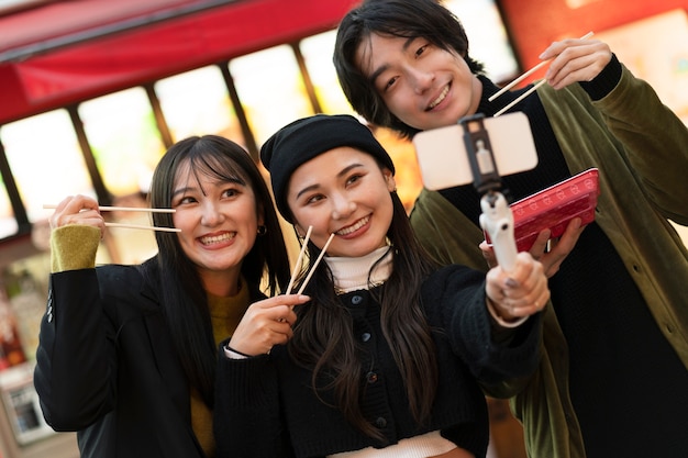 Foto gratuita joven influencer japonesa grabando vlog