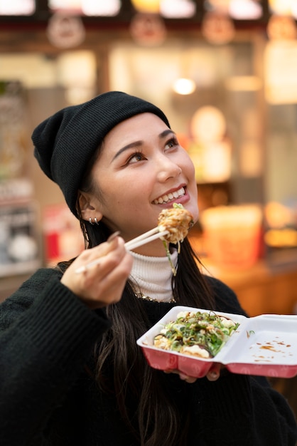 Foto gratuita joven influencer japonesa grabando vlog