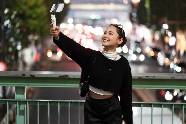 Joven influencer japonesa grabando vlog