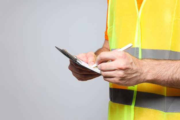 Joven ingeniero civil con portapapeles y pluma